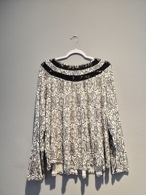 Womens Black & White Patterned Long-Sleeve Top